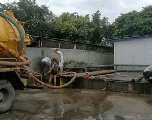 台前抽化粪池自动清理的方法